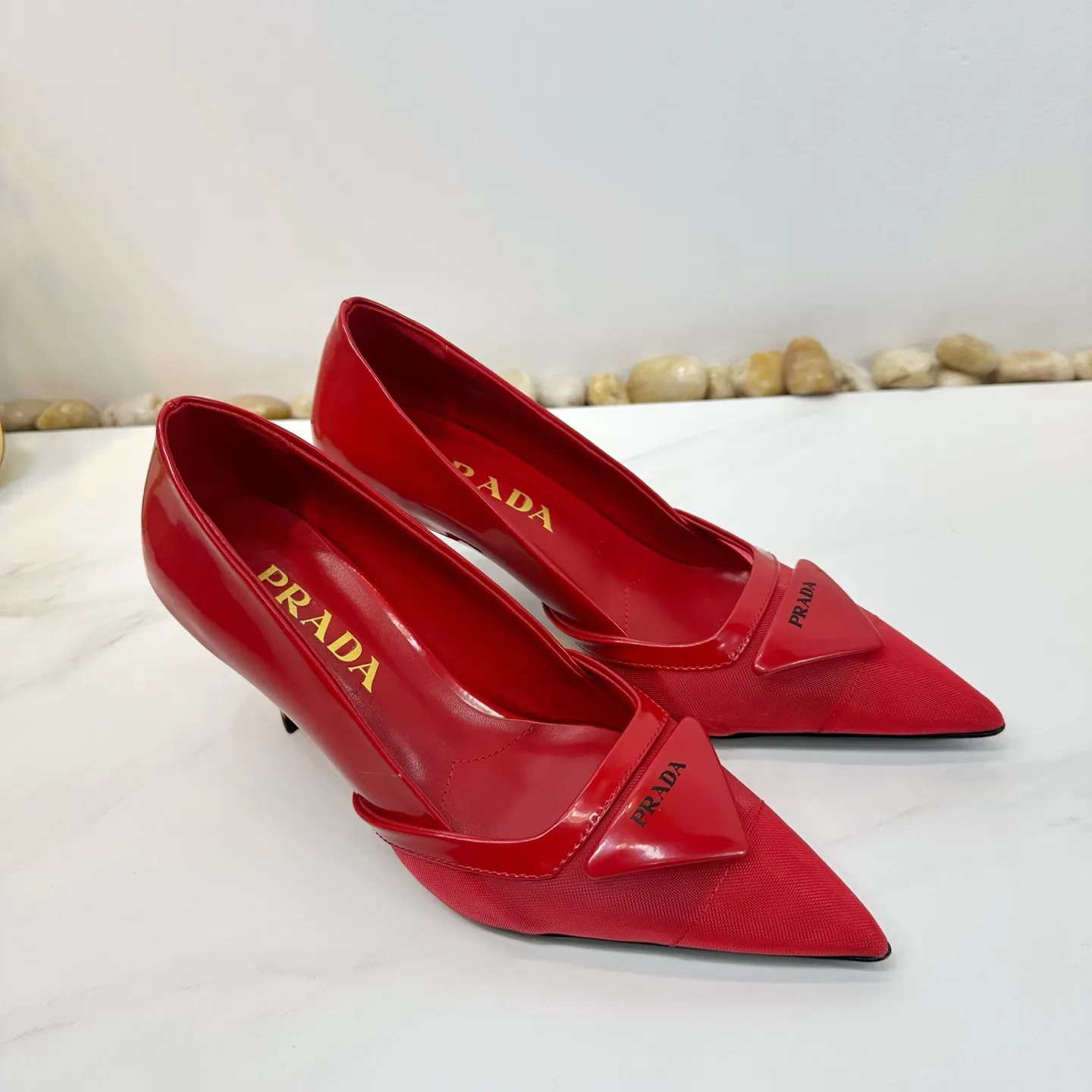 👟👟Ex-factory price 560👟👟 2025 SSS launches Prada’s latest long boots, sandals, thin heels, empty backs, thick heels series ————————🆚🆚🆚 💥PRADA's early spring T-stage catwalk show is the same style as "Dreams Never Sleep". Prada can use it on important occasions. The fresh style has a bit of nobility and is perfect on the feet. 💃💃 Wear this shoe with it. It is elegant and crystal clear, regardless of various accessories. The materials are all exclusively customized one-to-one and must be zero-distance from the original. The entire series is full of exciting and unexpected combinations of elements. The expression of different materials and textures of fabrics has a strong artistic flavor, allowing you to appreciate the ever-changing style of Prada girls. 1⃣ Upper: Made of open-edge bead➕mesh 2⃣ Lining: imported sheepskin 3⃣ Outsole: Italian original genuine leather outsole Heel height 7.5 4⃣🔺Original labeling feet, stock code number 35M-39M (40 41 42 customized, non-returnable and non-exchangeable).
